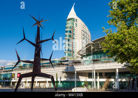 Les deux bâtiments, Torre Sao Rafael et Torre Sao Gabriel ont été construites en même temps que la gare Oriente dans le Parque das Nações, à Lisbonne, Portugal Banque D'Images