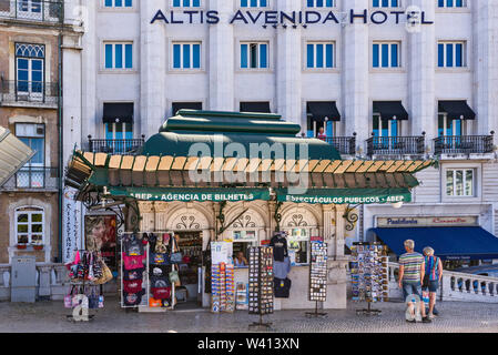 L'emblématique ancien kiosque construit en maçonnerie et avec une coupole de style art nouveau situé à l'extrémité sud de la place Restauradores à Lisbonne, Portugal Banque D'Images