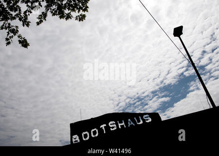 Cologne, Allemagne. 05 juillet, 2019. Vue sur le club 'Bootshaus'. Bootshaus statt Berghain - cette année, un magazine commercial voté un club de Cologne au lieu d'un club de Berlin les meilleurs au pays. Cela soulève la question de savoir comment la vie nocturne allemande en fait dire. (À la vie nocturne de dpa 'Allemagne : Cologne est le nouveau Berlin ?') Crédit : Rolf Vennenbernd/dpa/Alamy Live News Banque D'Images