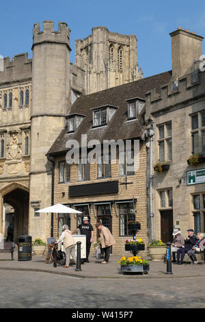 Place du marché de Wells, Somerset près de l'entrée de l'évêché et de la cathédrale de Wells Banque D'Images