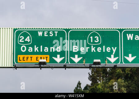 La signalisation de l'autoroute de l'information sur les voies aller à Oakland et Berkeley, San Francisco, Californie Banque D'Images