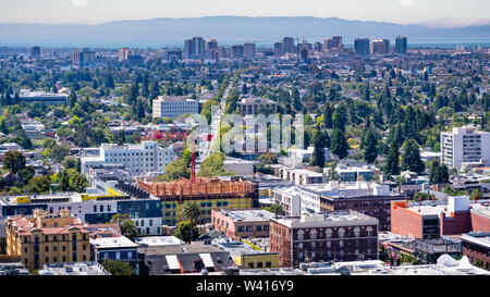 Vue aérienne de Berkeley et Oakland nord sur une journée ensoleillée, centre-ville d'Oakland en arrière-plan ; les bâtiments à UC Berkeley en premier plan ; San Francisc Banque D'Images