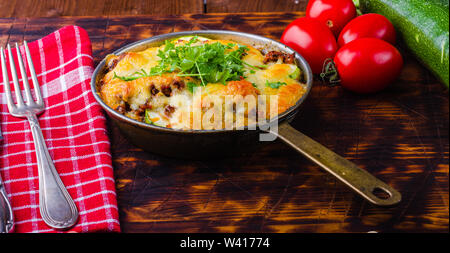 Cocotte à la viande hachée et courgette. La viande et les légumes. Un repas dans une casserole. Chauds et délicieux. Banque D'Images