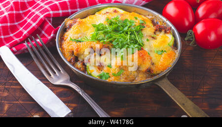 Cocotte à la viande hachée et courgette. La viande et les légumes. Un repas dans une casserole. Chauds et délicieux. Banque D'Images