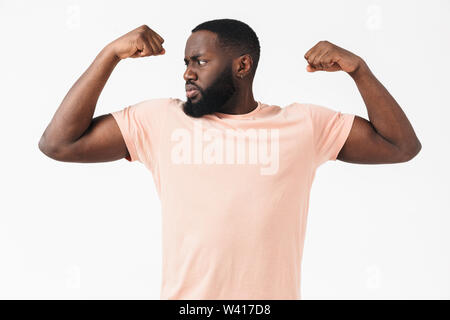 Portrait d'un certain african man wearing t-shirt isolés sur fond blanc, les flexions des biceps Banque D'Images