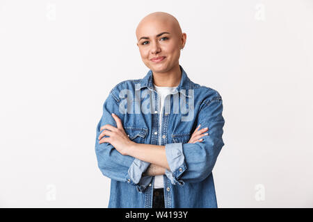 Portrait d'une belle jeune femme portant des vêtements sans poils isolés sur fond blanc, les bras croisés Banque D'Images