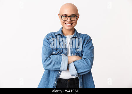 Portrait d'une belle jeune femme portant des vêtements sans poils isolés sur fond blanc, les bras croisés Banque D'Images