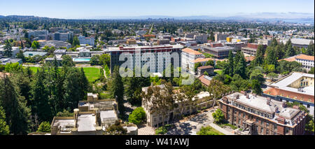 Vue panoramique de UC Berkeley sur une journée ensoleillée, vue vers Oakland et le littoral de la baie de San Francisco en arrière-plan, en Californie Banque D'Images