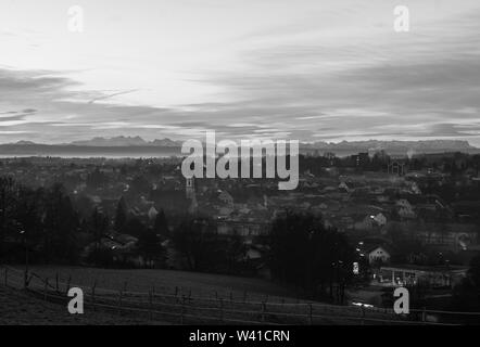 Bavière Rotthalmünster panorama alpes matin ciel noir et blanc Banque D'Images