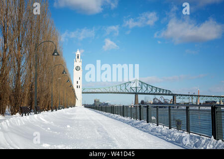 Les amoncellements de neige sur le chemin du Tour de l'Horloge, Montréal Tour de l'horloge, avec le Jacques Cartier Bridge en arrière-plan. Au Vieux Port de Montréal, Québec Banque D'Images