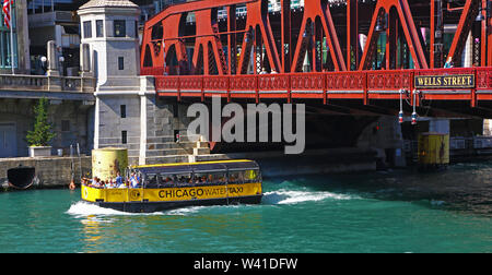 Bateau-taxi touristique à Chicago Banque D'Images