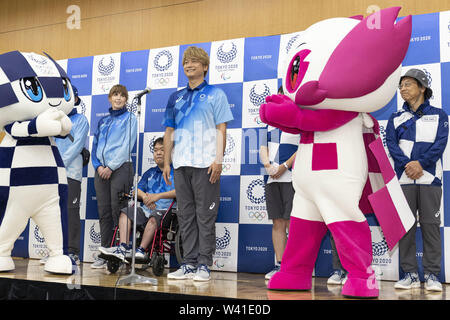 19 juillet 2019 - Tokyo, Japon - chanteur et acteur japonais Shingo Katori, qui est membre d'un groupe spécial de décider de la conception uniforme pour le personnel et les bénévoles des Jeux de la ville, participe à une conférence de presse pour dévoiler l'acteur champ Ville et Cast uniformes pour les Jeux de 2020 à Tokyo. Organisateurs de la Tokyo 2020 Jeux Olympiques et Paralympiques (Tokyo 2020) a dévoilé les Jeux d'uniformes pour le personnel (le personnel de terrain) et les bénévoles de la ville (la ville exprimés) au cours de la 2020 de 2010. (Crédit Image : © Rodrigo Reyes Marin/Zuma sur le fil) Banque D'Images