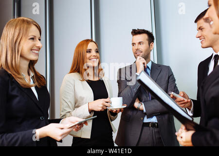Business people talking pendant la conférence pause ; la mise en réseau Banque D'Images