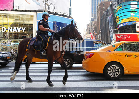 Policier à cheval dans le centre de Manhattan Banque D'Images