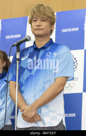 Tokyo, Japon. 19 juillet, 2019. Chanteur et acteur japonais Shingo Katori, qui est membre d'un groupe spécial de décider de la conception uniforme pour le personnel et les bénévoles des Jeux de la ville, participe à une conférence de presse pour dévoiler l'acteur champ Ville et Cast uniformes pour les Jeux de 2020 à Tokyo. Organisateurs de la Tokyo 2020 Jeux Olympiques et Paralympiques (Tokyo 2020) a dévoilé les Jeux d'uniformes pour le personnel (le personnel de terrain) et les bénévoles de la ville (la ville exprimés) au cours de la 2020 de 2010. Credit : Rodrigo Reyes Marin/ZUMA/Alamy Fil Live News Banque D'Images