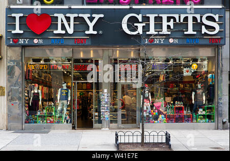 Fenêtres d'une boutique de cadeaux dans NYC Banque D'Images