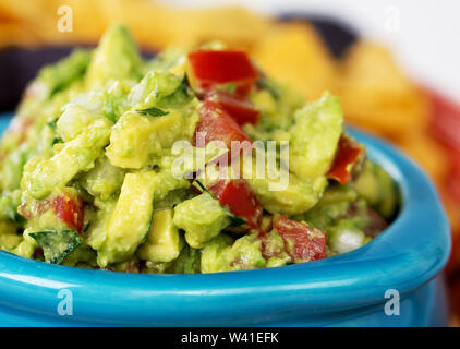 Libre d'un bol de guacamole frais avec des croustilles de maïs. Profondeur de champ intentionnel. Banque D'Images