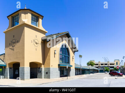 Juillet 14, 2019 San Mateo / CA / USA - San Mateo Caltrain station building ; baie de San Francisco Banque D'Images