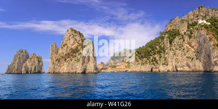 Trois célèbres Faraglioni dans la baie de Naples sur la côte de l'île de Capri, Italie. Piles de Capri, le symbole de l'île. Banque D'Images