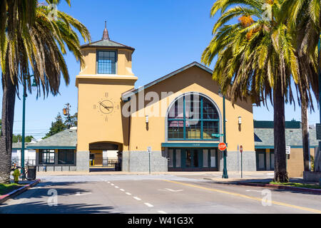 Juillet 14, 2019 San Mateo / CA / USA - San Mateo Caltrain station building ; baie de San Francisco Banque D'Images