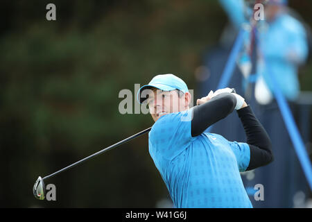 L'Irlande du Nord, Rory McIlroy joue un tir sur le 5ème trou lors du premier tour de la 148e British Open Championship au Royal Portrush Golf Club dans le comté d'Antrim, Irlande du Nord, le 18 juillet 2019. Credit : Koji Aoki/AFLO SPORT/Alamy Live News Banque D'Images