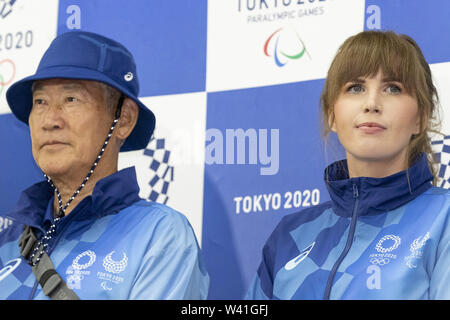 Tokyo, Japon. 19 juillet, 2019. Le personnel du jeu poser pour les caméras au cours d'une conférence de presse pour dévoiler l'acteur champ Ville et Cast uniformes pour les jeux de Tokyo 2020. Organisateurs de la Tokyo 2020 Jeux Olympiques et Paralympiques (Tokyo 2020) a dévoilé les Jeux d'uniformes pour le personnel (le personnel de terrain) et les bénévoles de la ville (la ville exprimés) au cours de la 2020 de 2010. Credit : Rodrigo Reyes Marin/ZUMA/Alamy Fil Live News Banque D'Images