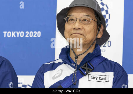 Tokyo, Japon. 19 juillet, 2019. Un bénévole de la ville pour les caméras pose lors d'une conférence de presse pour dévoiler l'acteur champ Ville et Cast uniformes pour les jeux de Tokyo 2020. Organisateurs de la Tokyo 2020 Jeux Olympiques et Paralympiques (Tokyo 2020) a dévoilé les Jeux d'uniformes pour le personnel (le personnel de terrain) et les bénévoles de la ville (la ville exprimés) au cours de la 2020 de 2010. Credit : Rodrigo Reyes Marin/ZUMA/Alamy Fil Live News Banque D'Images