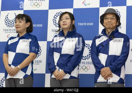 Tokyo, Japon. 19 juillet, 2019. Les bénévoles de la ville de poser pour les caméras au cours d'une conférence de presse pour dévoiler l'acteur champ Ville et Cast uniformes pour les jeux de Tokyo 2020. Organisateurs de la Tokyo 2020 Jeux Olympiques et Paralympiques (Tokyo 2020) a dévoilé les Jeux d'uniformes pour le personnel (le personnel de terrain) et les bénévoles de la ville (la ville exprimés) au cours de la 2020 de 2010. Credit : Rodrigo Reyes Marin/ZUMA/Alamy Fil Live News Banque D'Images