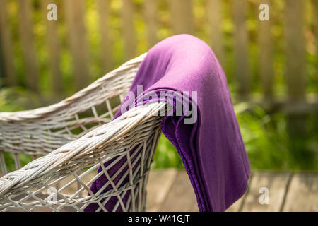 Reste dans la campagne polonaise. Paysage de Mazovie. Vacances dans la forêt. Meubles en osier. Fauteuils de jardin et une table. Banque D'Images