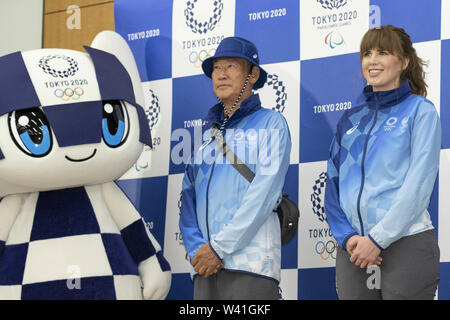 Tokyo, Japon. 19 juillet, 2019. Le personnel du jeu poser pour les caméras au cours d'une conférence de presse pour dévoiler l'acteur champ Ville et Cast uniformes pour les jeux de Tokyo 2020. Organisateurs de la Tokyo 2020 Jeux Olympiques et Paralympiques (Tokyo 2020) a dévoilé les Jeux d'uniformes pour le personnel (le personnel de terrain) et les bénévoles de la ville (la ville exprimés) au cours de la 2020 de 2010. Credit : Rodrigo Reyes Marin/ZUMA/Alamy Fil Live News Banque D'Images