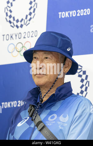 Tokyo, Japon. 19 juillet, 2019. Un jeu personnel pose pour les caméras au cours d'une conférence de presse pour dévoiler l'acteur champ Ville et Cast uniformes pour les jeux de Tokyo 2020. Organisateurs de la Tokyo 2020 Jeux Olympiques et Paralympiques (Tokyo 2020) a dévoilé les Jeux d'uniformes pour le personnel (le personnel de terrain) et les bénévoles de la ville (la ville exprimés) au cours de la 2020 de 2010. Credit : Rodrigo Reyes Marin/ZUMA/Alamy Fil Live News Banque D'Images