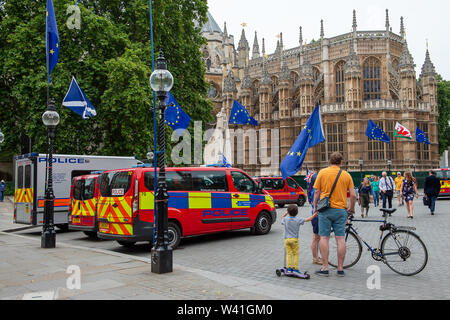 Les véhicules de police stationnés devant le Palais de Westminster, Londres, Royaume-Uni. 17 juillet, 2019. La sécurité sur le jour de questions au premier ministre (LMM). Credit : Maureen McLean/Alamy Banque D'Images