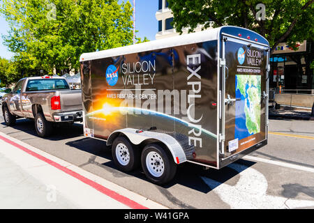 Le 16 juillet 2019 sur la montagne / CA / USA - Silicon Valley de la NASA Ames Research Center promotion véhicule stationné près du centre-ville Banque D'Images