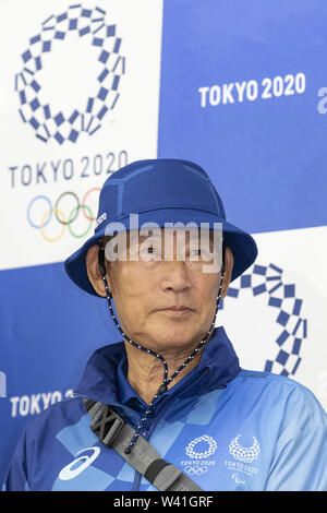 Tokyo, Japon. 19 juillet, 2019. Un jeu personnel pose pour les caméras au cours d'une conférence de presse pour dévoiler l'acteur champ Ville et Cast uniformes pour les jeux de Tokyo 2020. Organisateurs de la Tokyo 2020 Jeux Olympiques et Paralympiques (Tokyo 2020) a dévoilé les Jeux d'uniformes pour le personnel (le personnel de terrain) et les bénévoles de la ville (la ville exprimés) au cours de la 2020 de 2010. Credit : Rodrigo Reyes Marin/ZUMA/Alamy Fil Live News Banque D'Images