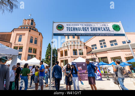 Le 16 juillet 2019 sur la montagne / CA / USA - Les personnes qui désirent visiter la vitrine technologique, une journée événement en plein air où les entreprises de haute technologie et de start-ups pre Banque D'Images