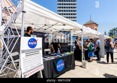 Le 16 juillet 2019 sur la montagne / CA / USA - Des représentants de la NASA parlent aux visiteurs à l'événement Salon de la technologie dans la Silicon Valley Banque D'Images