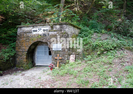 Entrée de la Barbara fosse. Le plus grand charnier en Slovénie (Huda jama massacre) 1 416 victimes étaient soi-disant collaborateurs nazis, mais beaucoup de w Banque D'Images