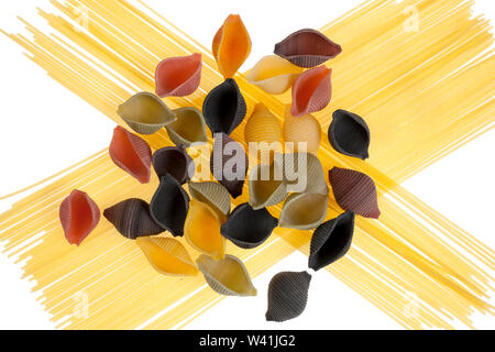 5 couleurs pâtes sur shell spaghetti, isolé sur fond blanc Banque D'Images