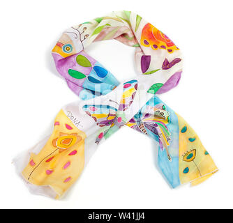 Foulard en Soie peint à la main avec des papillons et des fleurs aux couleurs vives et de motifs isolated on white Banque D'Images