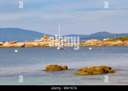 Le phare de Punta Cabalo sur les rochers côtiers dans l'île de Arousa Banque D'Images