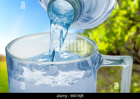 De la bouteille d'eau coule dans le verre Banque D'Images