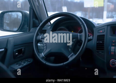 L'intérieur de la voiture côté conducteur avec une vue de toutes les pièces Banque D'Images