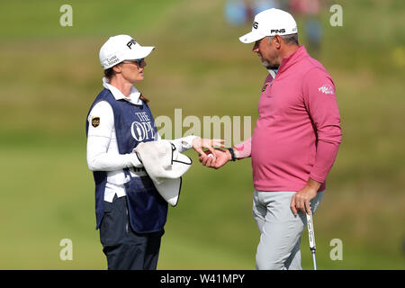 Lee Westwood l'Angleterre (à droite) au cours de la deuxième journée de l'Open Championship 2019 au Club de golf Royal Portrush. Banque D'Images