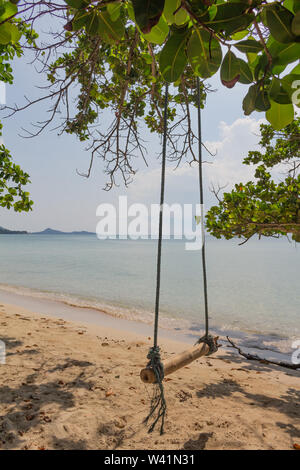Swing isolé sur une plage de sable fin sur l'île de Koh Samui en Thailande Banque D'Images