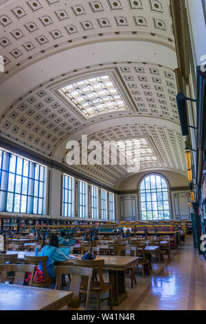 Juillet 13, 2019 Berkeley / CA / USA - La salle de lecture de Doe Memorial Library à l'Université de Californie, Berkeley campus Banque D'Images