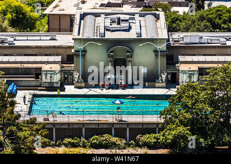 Juillet 13, 2019 Berkeley / CA / USA - vue aérienne de la piscine et gymnase Hearst Hearst à UC Berkeley, San Francisco bay area Banque D'Images