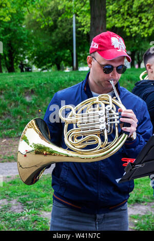 Kaliningrad Russie 05.01.2019 Street musicien joue la mélodie sur la trompette. Banque D'Images