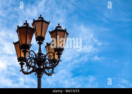 Lampadaires, fabriqués dans le style ancien. Banque D'Images