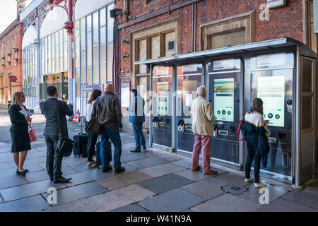 Les gens d'acheter des billets de train ticket machine self-service, gare Temple Meads de Bristol, Rialway Banque D'Images
