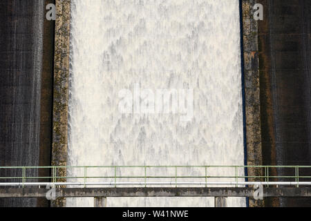 L'eau qui coule plus haut, raide, déversoir du barrage en béton à Thruscross Réservoir (libre, motif et texture) - North Yorkshire, Angleterre, Royaume-Uni. Banque D'Images